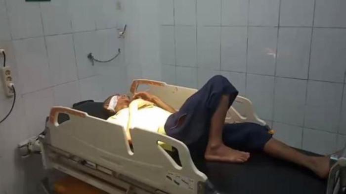 DISERANG ODGJ - Korban dengan luka bacok yang diduga dilakukan oleh ODGJ di Desa Ciramahilir, Kecamatan Maniis, Kabupaten Purwakarta, sedang menjalani perawatan medis di RSUD Bayu Asih, Minggu (16/11/2025).