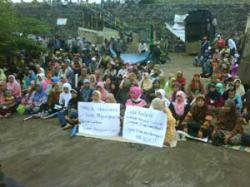 Warga Lapindo Ini Bertahan Dengan Jimpitan Sehat