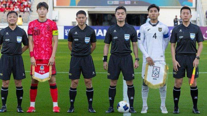 KOR VS INA - Kapten Korea Selatan U17 Koo Hyeon-bin dan Timnas U17 Indonesia Putu Panji berfoto bersama perangkat pertandingan sebelum laga perdana grup C Piala Asia U17 2025, 4 April 2025. (Website AFC - 17/4/2025)