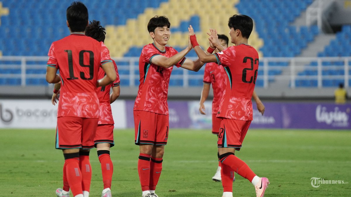 MENENDANG BOLA - Pesepak bola Korea Selatan, Seo Jaemin tepuk tangan dengan rekannya, Park Jun Seo setelah mencetak gol ke gawang Macau dalam pertandingan kualifikasi Piala Asia U23 2026 dari Grup J di Stadion Gelora Delta, Sidoarjo pada Rabu (3/9/2025) sore. Korea Selatan keluar sebagai pemenang setelah mengalahkan Macau 5-0. Tribun Solo/Muhammad Nursina