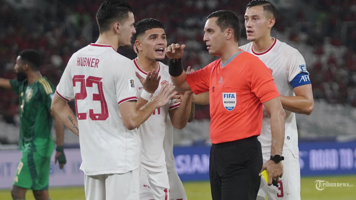 Pesepak bola Timnas Indonesia protes terhadap wasit saat melawan Timnas Arab Saudi pada pertandingan Grup C putaran ketiga Kualifikasi Piala Dunia 2026 Zona Asia di Stadion Utama Gelora Bung Karno (SUGBK), Jakarta, Selasa (19/1/2024). Indonesia berhasil membungkam Arab Saudi dengan skor 2-0. TRIBUNNEWS/HERUDIN