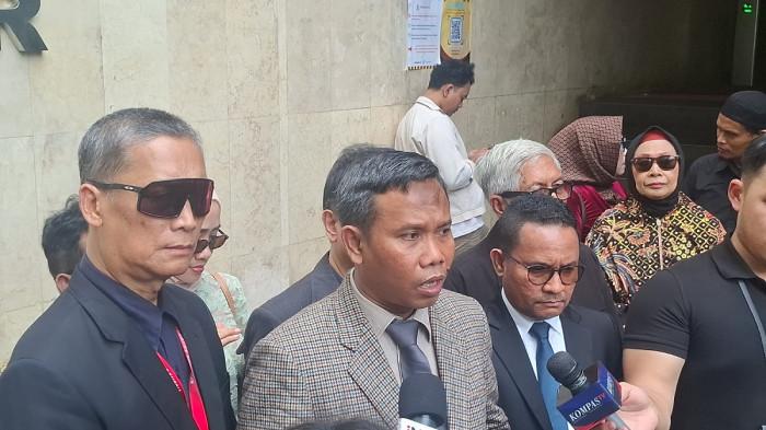 IJAZAH JOKOWI - Kuasa Hukum Roy Suryo c.s., Ahmad Khozinudin (tengah), menyambangi Gedung Ditreskrimum Polda Metro Jaya, Jakarta Selatan, Senin (22/12/2025).