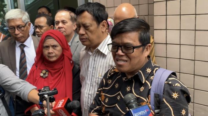 IJAZAH JOKOWI - Kuasa Pemohon dari Kelompok Bongkar Ijazah Jokowi (Bon Jowi), Syamsuddin Alimsyah (tengah), memberikan keterangan pers usai Komisi Informasi Pusat (KIP) mengabulkan gugatan sengketa informasi terkait dokumen akademik Presiden ke-7 RI Joko Widodo di kantor KIP, Jakarta, Selasa (10/3/2026). Putusan tersebut mewajibkan pihak UGM membuka 20 item dokumen akademik mulai dari naskah skripsi hingga laporan KKN milik Jokowi.