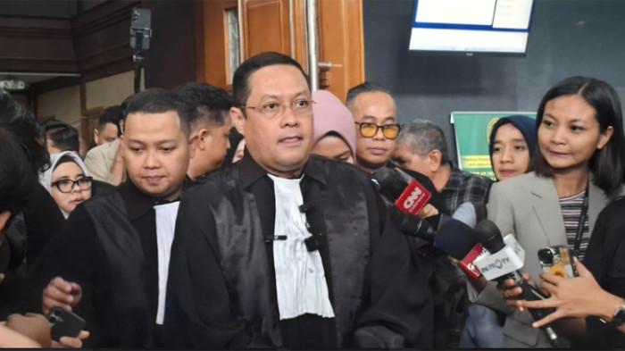 SIDANG NADIEM MAKARIM - Kuasa hukum Nadiem Makarim, Ari Yusuf Amir, usai persidangan di Pengadilan Tipikor Jakarta Pusat, Selasa (23/12/2025). Ari mengatakan, Nadiem Makarim sejatinya ingin segera bersidang, namun kondisi kesehatannya belum memungkinkan eks Mendikbudristek itu untuk menghadiri sidang.
