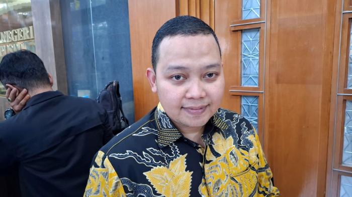 KASUS CHROMEBOOK — Kuasa hukum mantan Mendikbudristek Nadiem Makarim, Zaid Mushafi, memberikan keterangan di sela persidangan lanjutan kasus dugaan korupsi pengadaan laptop Chromebook di Pengadilan Tipikor Jakarta, Selasa (21/4/2026). Pihak keluarga Nadiem diketahui melayangkan surat permohonan audiensi kepada Komisi III DPR RI terkait proses hukum perkara tersebut.