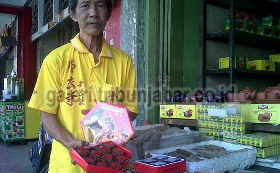 Kue Keranjang Berbungkus Daun Pisang Lebih Mahal