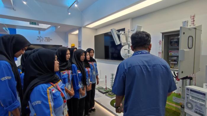 POTRET PENDIDIKAN SMK - Siswa Kelas 12 Jurusan Teknik Komputer dan Jaringan (TKJ) SMK HS Agung Bekasi saat melakukan kunjungan industri ke Rumah Belajar PT Tower Bersama Infrastructure Tbk (TBIG) pada Jumat (22/5/2026).
