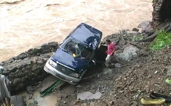 Mobil Kijang Terjungkal ke Lokasi Longsoran