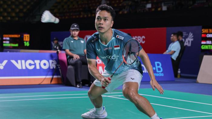 LANGSUNG TERSINGKIR -  Pebulutangkis tunggal putra Indonesia, Anthony Sinisuka Ginting, harus menghentikan langkah lebih awal di Thailand Open 2026 setelah takluk dari unggulan pertama asal China, Shi Yu Qi, pada babak 32 besar dengan skor 12-21, 17-21 di Nimibutr Stadium, Bangkok, Thailand, Rabu (13/5/2026). Dok: PBSI