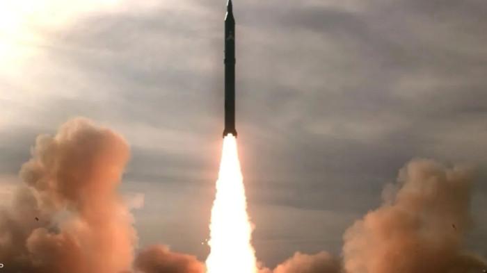 LEBIH PRESISI - Peluncuran rudal Sejjil milik Iran