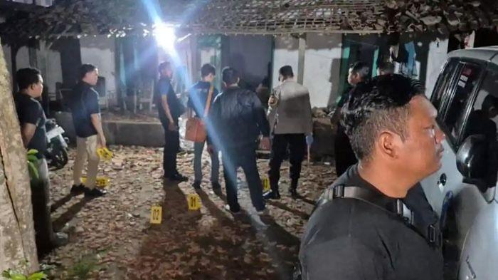 LEDAKAN PETASAN - Satreskrim Polres Ponorogo saat melakukan olah TKP di lokasi ledakan petasan di rumah Minten, Duwun Cuwet RT 02 RW 02 , Desa Plosojenar, Kecamatan Kauman, Kabupaten Ponorogo, Jawa Timur, Minggu (1/3/2026). Dilaporkan satu pelajar SMP meninggal dunia di lokasi, sedangkan satu lainnya luka berat harus dibawa ke RSUD Bantarangin.