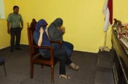 Pasangan Sejenis Tutupi Mukanya Jalani Sidang Pembatalan Nikah