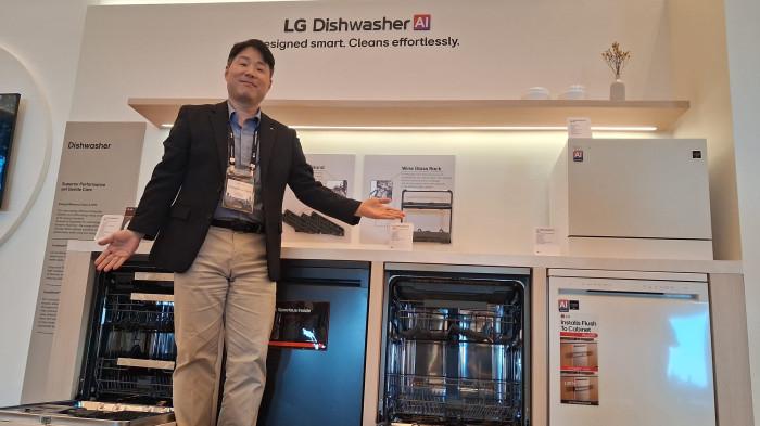 PENCUCI PIRING AI - LG pamerkan mesin pencuci piring berteknologi AI pada acara LG Innofest 2026 di Busan, Korea Selatan, Rabu (8/4/2026).