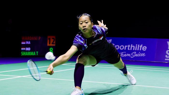 LOLOS - Pebulu tangkis tunggal putri Indonesia, Putri Kusuma Wardani berhasi melangkah ke babak kedua Swiss Open 2026 setelah menyingkirkan wakil India, Tanvi Sharma dengan skor dengan skor 21-11, 21-10 di St. Jakobshalle, Basel, Rabu (11/3/2026). dok: PBSI