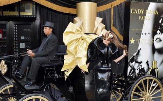 Bisnis Parfum Lady Gaga Segemerlap Paris Hilton