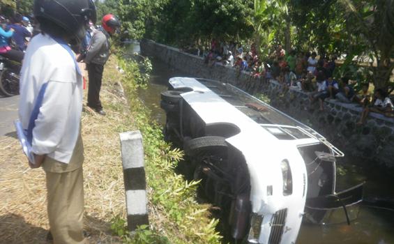 Gara-gara Pengemud Batuk, Bus Masuk Kali