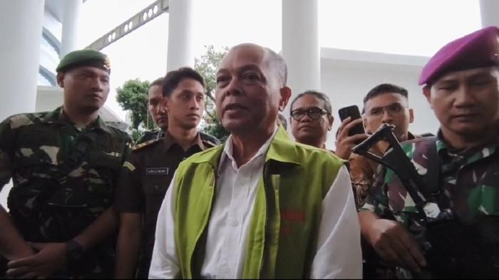 SATELIT KEMHAN - Laksamana Muda (Laksda) Purnawirawan TNI Leonardi mengklaim tak terima keuntungan dan hanya jalankan perintah atasan terkait pengadaan satelit slot orbit 123 derajat bujur timur pada Kementerian Pertahanan (Kemhan) tahun 2012-2021. Pengakuan itu ia katakan saat hendak dilimpahkan ke Oditurat Militer Tinggi II Jakarta oleh Jampidmil Kejagung, Senin (1/12/2025).