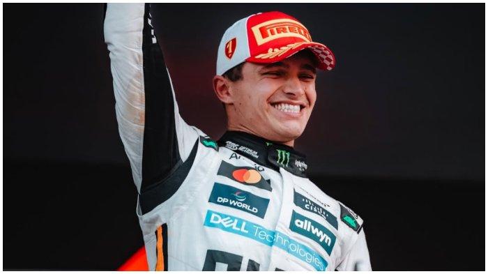 PODIUM LANDO NORRIS - Pembalap tim McLaren, Lando Norris, merayakan kemenangannya di podium.