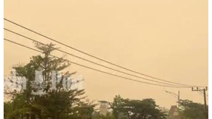 LANGIT MENGUNING - Langit Banjarmasin menguning pada Jumat (23/10/2026), diduga berkaitan dengan partikel asap karhutla di atmosfer. BMKG mengingatkan warga mewaspadai gangguan pernapasan dan menyarankan penggunaan masker KN95. Sementara itu, operasi modifikasi cuaca dilakukan di Kalsel dan Kalteng untuk membantu penanganan karhutla.