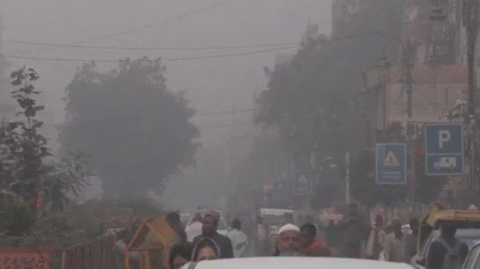 Lapisan kabut asap tebal menyelimuti area sekitar Benteng Merah New Delhi karena tingkat polusi yang terus tinggi.