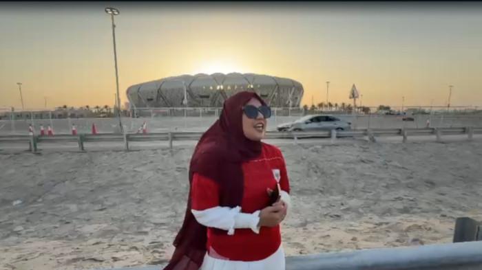 TERTAHAN MASUK STADION - Febby Cheryna, Mahasiswa Ilmu Komunikasi Universitas Dian Nusantara Jakarta turut merasakan ketegangan jelang laga antara Timnas Indonesia vs Arab Saudi di ronde keempat Kualifikasi Piala Dunia 2026. Suporter Timnas Indonesia tertahan oleh pihak keamanan stadion King Abdullah, Rabu (8/10/2025)/