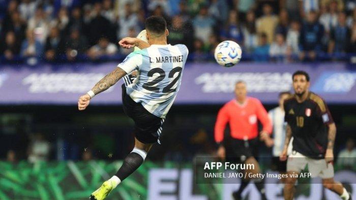 TENDANGAN - Lautaro Martinez dari Argentina merayakan gol pertamanya bagi timnya dalam pertandingan Kualifikasi Piala Dunia FIFA 2026 Amerika Selatan antara Argentina dan Peru di Estadio Alberto J. Armando pada 19 November 2024 di Buenos Aires, Argentina. (Foto oleh Daniel Jayo/Getty Images) (Foto arsip)