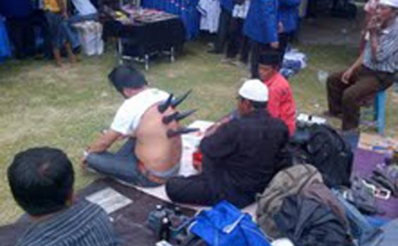 Jumaah Mengais Rezeki dari Jasa Bekam di KLB Demokrat