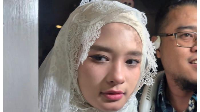 LEBARAN ALA INARA RUSLI - Inara Rusli berbagi cerita tentang tradisi Lebaran di keluarganya. Selain bermaaf-maafan, juga selalu tersedia makanan khas Lebaran yang disajikan di rumah.