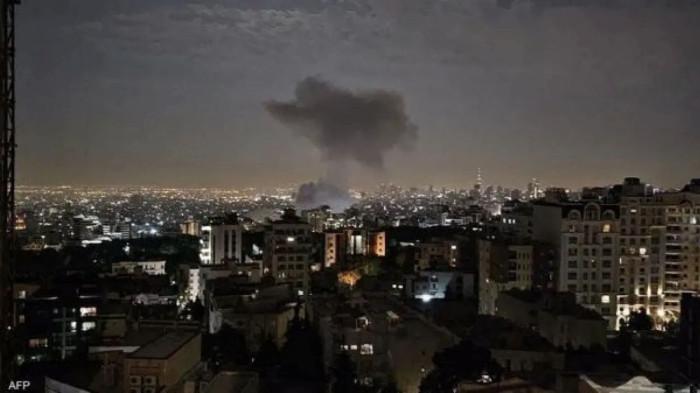 KEPULAN ASAP - Tangkap layar Khaberni, Rabu (28/1/2026) yang menunjukkan kepulan asap di sebuah lokasi di Iran. Suara ledakan dilaporkan terdengar di daerah Parchin dan Pakdasht di Teheran saat situasi memanas antara Iran dan Amerika Serikat.