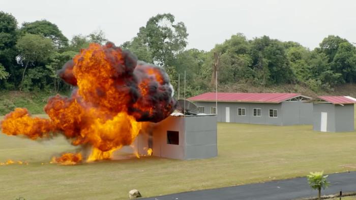ATRAKSI DRONE - Ledakan warhead drone menghantam bangunan target dalam simulasi serangan kontraterorisme TNI–Yordania, disaksikan langsung oleh Presiden Prabowo dan Raja Abdullah II di Lapangan Tembak Pasgat, Jakarta, Sabtu (15/11/2025). Momen ini menjadi simbol kerja sama strategis dua negara dalam teknologi tempur dan diplomasi perdamaian.