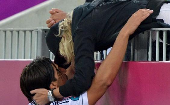 Ciuman Mesra Lena Gercke untuk Kegemilangan Sami Khedira