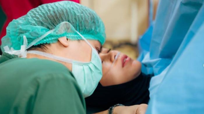 KELAHIRAN ANAK KETIGA - Rizky Billar dan Lesti Kejora dikarunia anak ketiga. Persalinan Lesti berlangsung lancar.