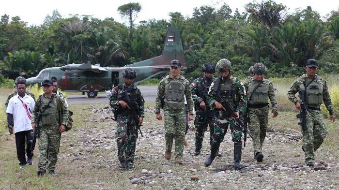 BANDARA PERINTIS - Panglima Komando Gabungan Wilayah Pertahanan (Pangkogabwilhan) III Letjen TNI Bambang Trisnohadi saat meninjau bandara perintis di Distrik Manggelum, Kabupaten Boven Digoel, Papua Selatan, Senin (2/3/2026)