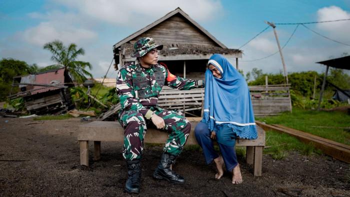 Dansatgas TMMD Ke-126 Kodim 0401/Muba Letkol Kav Fredy Christoma PPS. Hub.Int, bersama warga penerima Rehab RTLH.