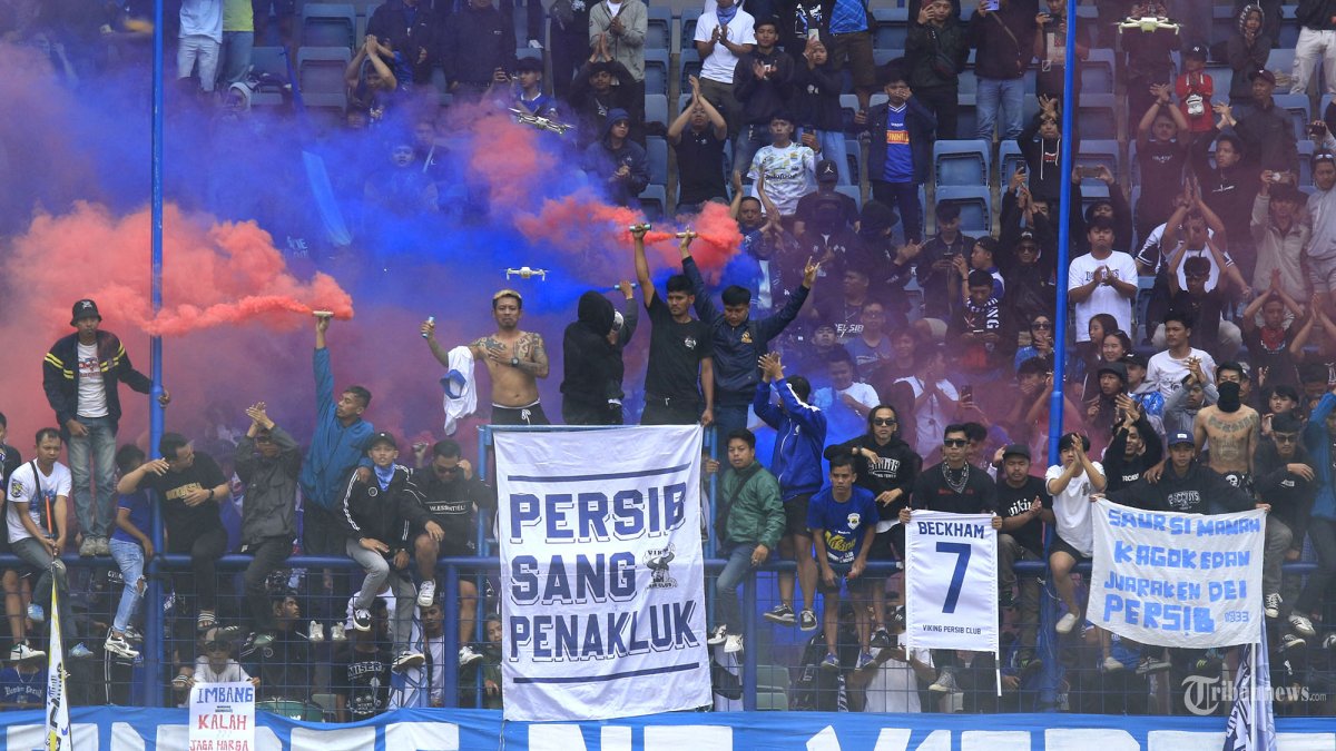 DUKUNGAN BOBOTOH - Bobotoh menyambut pemain Persib yang telah menjalani latihan di Stadion Gelora Bandung Lautan Api (GBLA), Gedebage, Kota Bandung, Jawa Barat, Kamis (13/2/2025). Kehadiran ribuan bobotoh ini untuk memberikan dukungan moril kepada tim kebanggaannya Persib Bandung agar semakin termotivasi menghadapi laga penting super big match melawan Persija Jakarta pada lanjutan Liga 1 2024-2025 di Stadion Patriot Candrabhaga, Bekasi pada Minggu (16/2/2025). TRIBUN JABAR/GANI KURNIAWAN