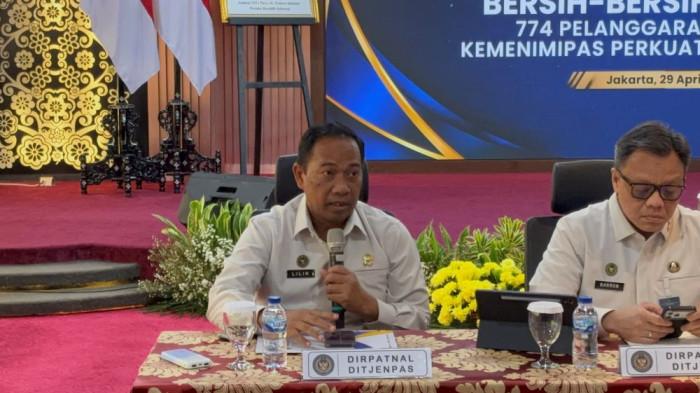 Direktur Kepatuhan Internal Direktorat Jenderal Pemasyarakatan (Ditpatnal Pas), Lilik Sujandi, dalam konferensi pers di Jakarta, Rabu (29/4/2026. (Tribunnews /Alfarizy)


 