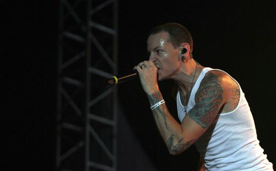 Video Aksi Terakhir Chester Bennington di Atas Panggung Sebelum Memutuskan Bunuh Diri