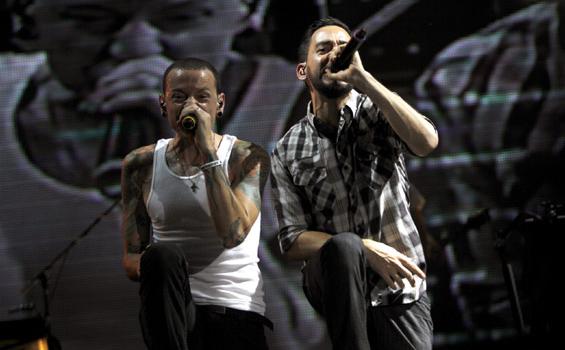 Terjemahan Lirik Lagu Crawling - Linkin Park: Crawling in My Skin, These Wounds They Will Not Heal