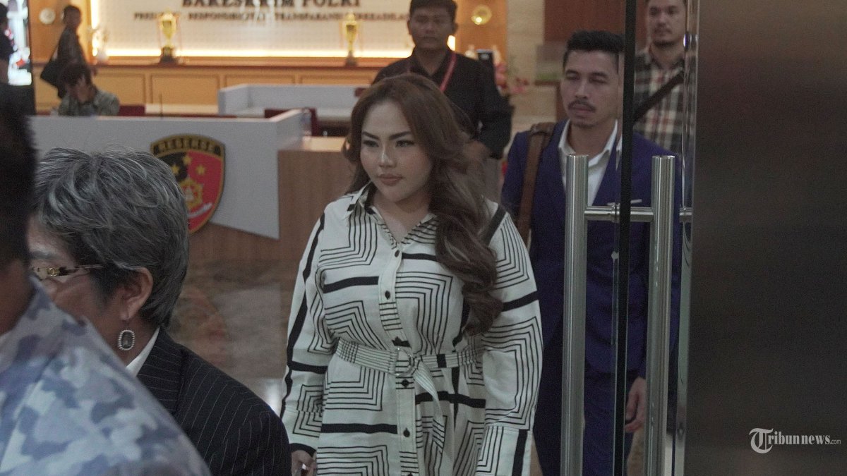 LISA MARIANA - Selebgram Lisa Mariana berjalan keluar gedung Bareskrim Polri usai menjalani pemeriksaan di Jakarta, Jumat (24/10/2025). Lisa Mariana memenuhi panggilan polisi untuk diperiksa sebagai tersangka kasus dugaan pencemaran nama baik mantan Gubernur Jawa Barat, Ridwan Kamil. Lisa menjalani pemeriksaan selama kurang lebih 5 jam dengan 44 pertanyaan. Tribunnews/Jeprima