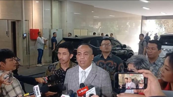PENCEMARAN NAMA BAIK - Kuasa hukum Lisa Mariana, Johnboy Nababan, menyampaikan bahwa kliennya tidak dapat menghadiri panggilan penyidik Bareskrim Polri pada Selasa (9/9/2025). Lisa tak hadir karena dirinya dan anak sedang sakit. (Tribunnews.com/Reynas Abdila)