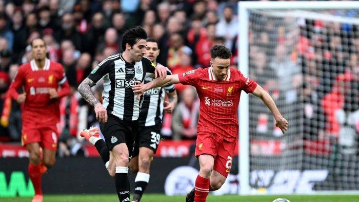 DUEL PEMAIN - Pemain Liverpool menjaga bola dari rebutan pemain Newcastle United pada partai final Carabao Cup 2024/2025 di Stadion Wembley, Senin (17/3/2025) dini hari WIB.(Website Liverpool -  17/3/2025)