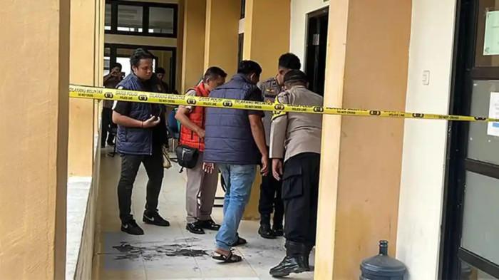 LOKASI PEMBACOKAN - Kepolisian melakukan olah tempat kejadian perkara (TKP) pembacokan di kampus Universitas Islam Negeri Sultan Syarif Kasim (UIN Suska) Riau pada Kamis (26/2/2026). Faradilla Ayu Pramesti (23), mahasiswi semester 8 Fakultas Syariah dan Ilmu Hukum menjadi korban penyerangan saat hendak mengikuti ujian munaqosah atau ujian skripsi.