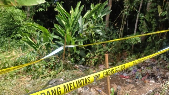 KEMATIAN ALVARO – Lokasi penemuan jasad Alvaro Kiano Nugroho (6) di Jembatan Cilalay, Desa Singabraja, Tenjo, Bogor, Jawa Barat, dipasangi garis polisi, Senin (24/11/2025). Bocah asal Pesanggrahan, Jakarta Selatan, itu menjadi korban penculikan dan pembunuhan oleh ayah tirinya.