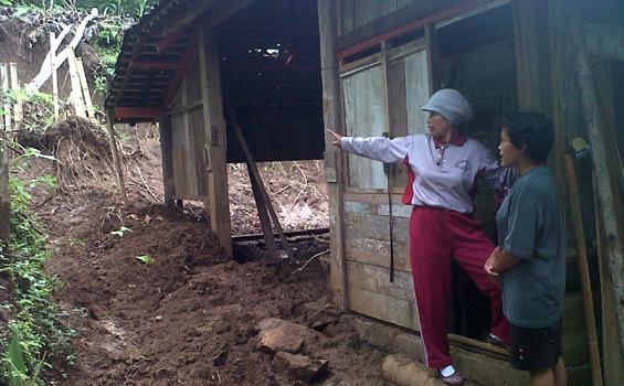 Korban Longsor Desa Somongari Peroleh Bantuan
