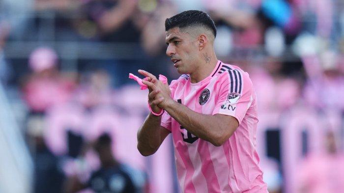 AKSI SUAREZ - Striker Inter Miami Luis Suarez selama pertandingan matchday ketiga Major League Soccer (MLS) 2025 melawan Charlotte di Stadion Chase, Senin (10/3/2025) dini hari WIB. (X Major League Soccer - 10/3/2025)