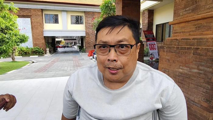 AYAH TIMOTHY LAPOR POLISI - Lukas Triana Putra ayah dari mahasiswa Universitas Udayana yang meninggal dunia Timothy Anugrah Saputra (TAS) menangis.