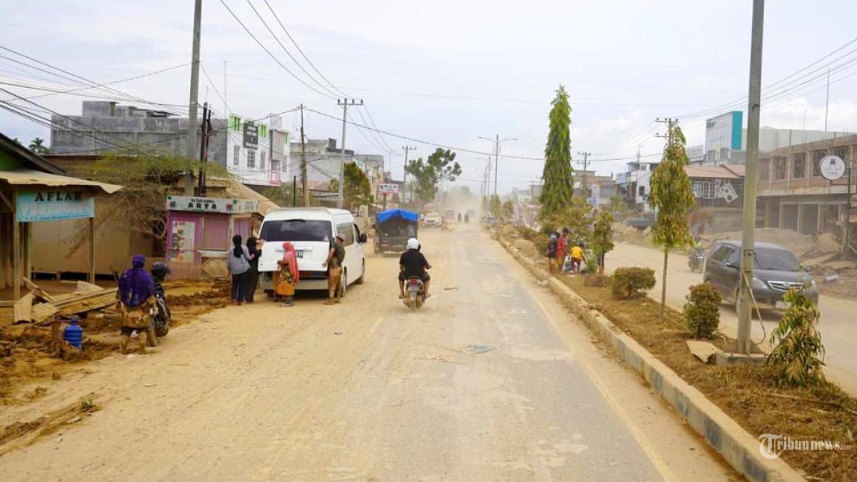 Mobilitas warga perlahan-lahan sudah mulai aktif kembali, hilir mudik kendaraan tampak di ruas jalan wilayah Kecamatan Karang Baru, Kabupaten Aceh Tamiang, Provinsi Aceh pada Sabtu (6/12/2025). (BNPB Indonesia/tribunnews/HO)