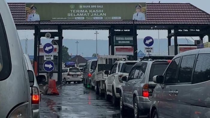 MACET PARAH GILIMANUK - Kemacetan parah penyeberangan ke Pulau Jawa di Pelabuhan Gilimanuk, Bali. Kemacetan terjadi di ruas jalan pelabuhan Gilimanuk seperti Melaya, Tabanan dan Negara
