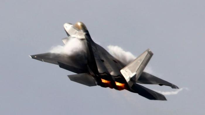MANUVER UDARA - Pesawat tempur F-22 Raptor Amerika Serikat (AS) melakukan manuver di udara. 
AS mengerahkan dua belas pesawat tempur F-22 Raptor ke pangkalan Angkatan Udara Israel, sebuah langkah yang bertepatan dengan meningkatnya ketegangan dengan Iran dan peningkatan kehadiran militer Amerika di Timur Tengah.