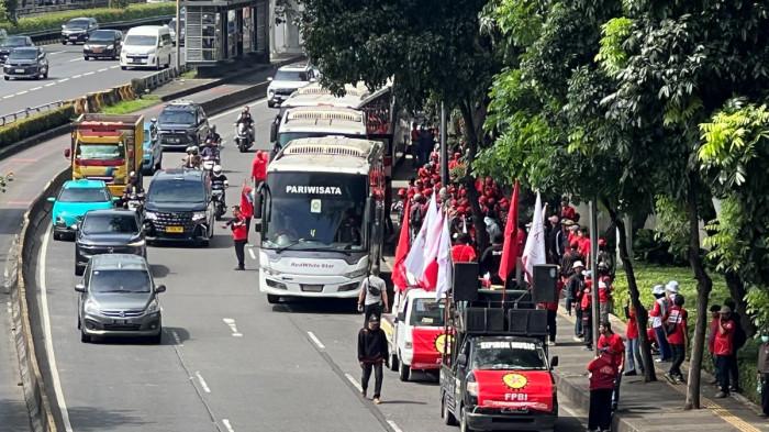 MAY DAY - Massa dari sejumlah serikat buruh mulai berkumpul untuk memperingati Hari Buruh Internasional atau May Day di sekitaran Gedung DPR RI, Senayan, Jakarta, Jumat siang (1/5/2026). / Fransiskus Adhiyuda